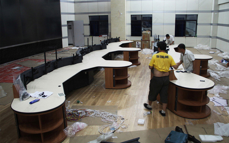 海南省海口市供电局调度中心弧形操作台图片